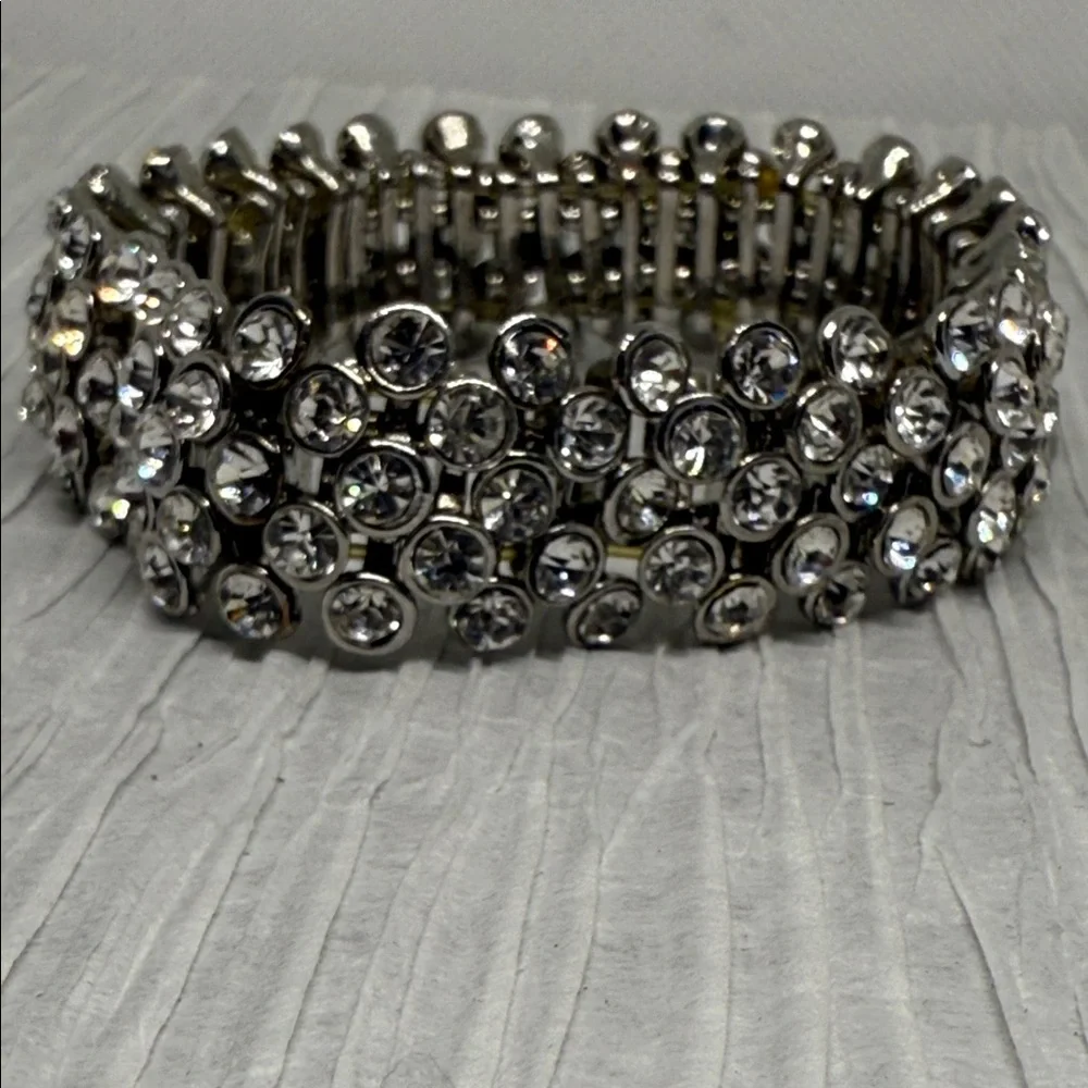 Elegant Silver tone bezel set rhinestone stretch Bracelet so pretty